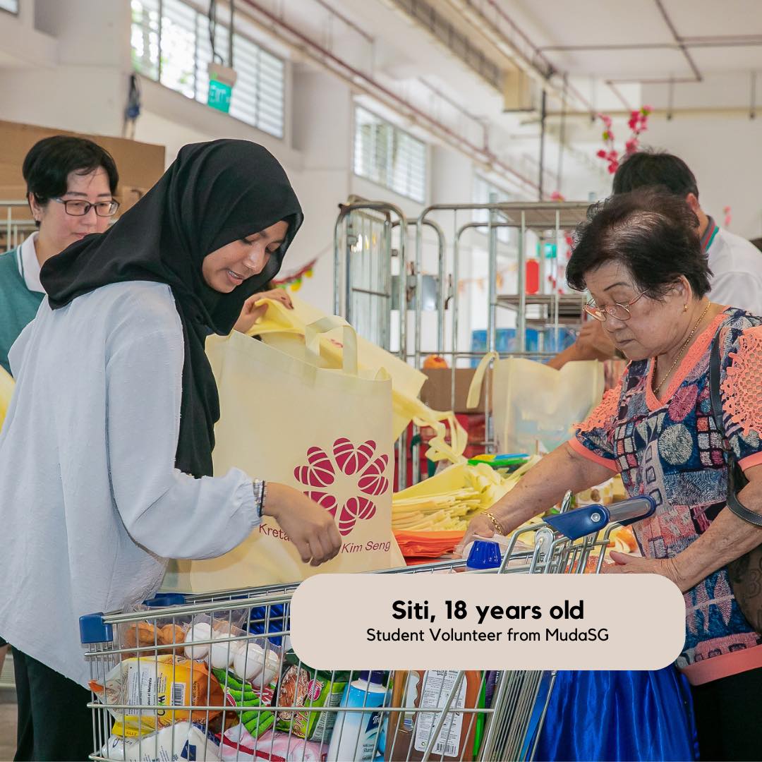 A young woman volunteer helps an elderly woman by packing her household items into a reusable bag.